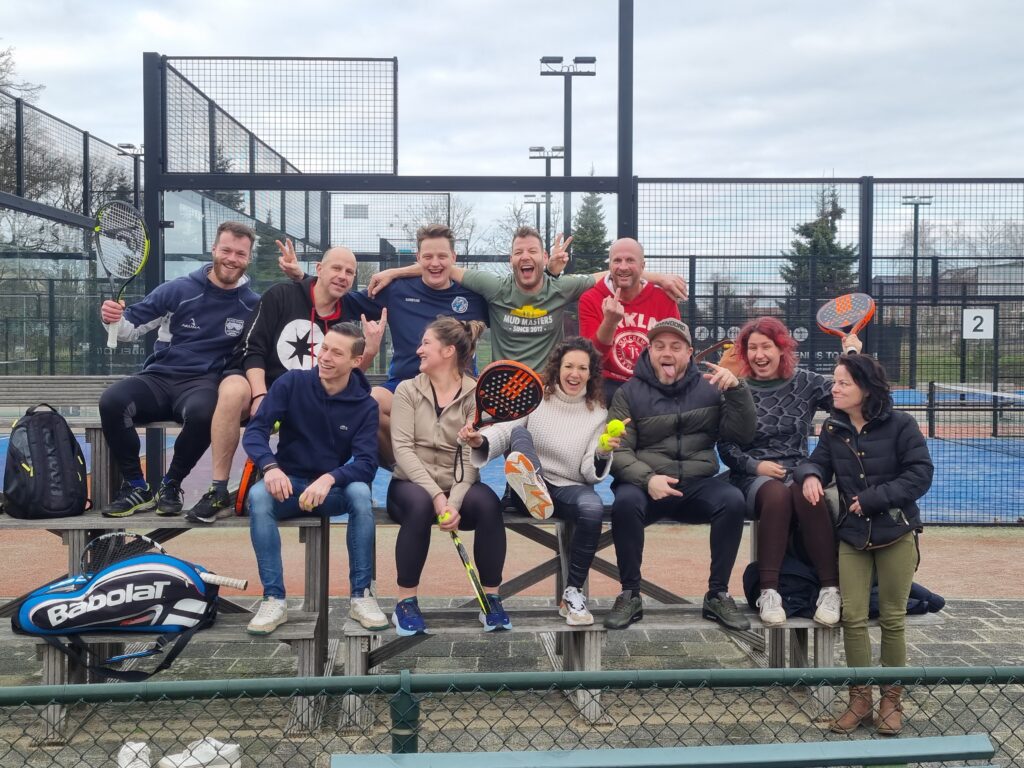 Deelnemers die samen meelopen